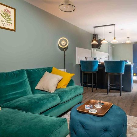 Stylish Modern 1 Bedroom, City Centre Бат Экстерьер фото