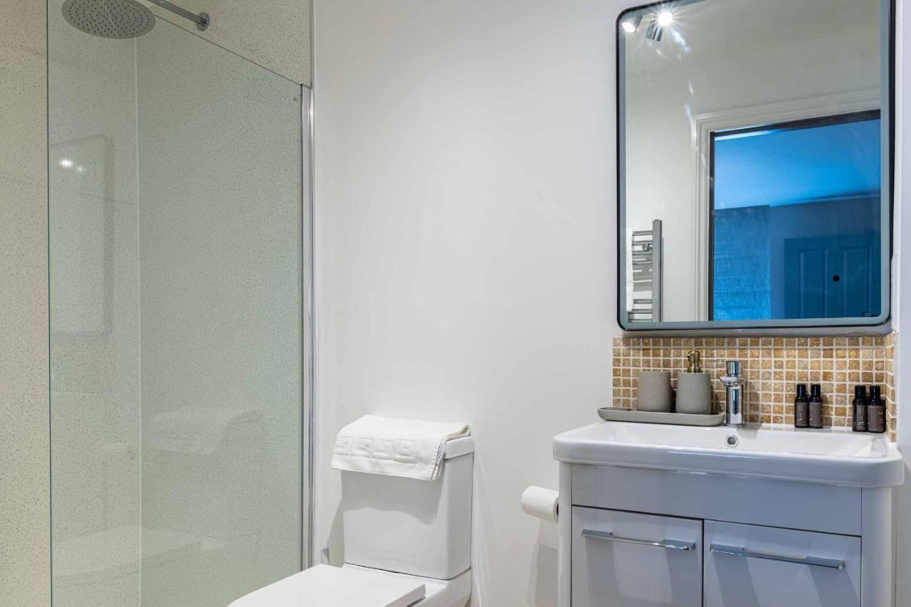 Stylish Modern 1 Bedroom, City Centre Бат Экстерьер фото